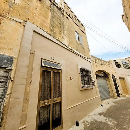 Private Double In A Cute Townhouse In Maltese Village Close To St Peters Pool *