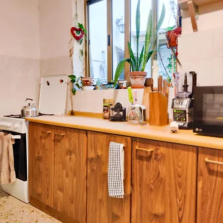 Private Double In A Cute Townhouse In Maltese Village Close To St Peters Pool *
